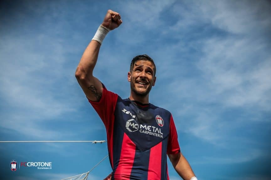 包含佛罗伦萨主场战平克罗托内，球迷探讨未来发展的词条