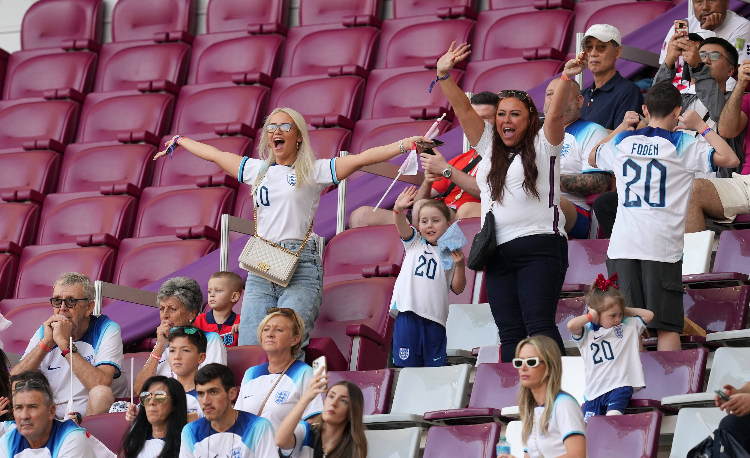 精彩的比赛呈现给球迷们一场视觉盛宴(球赛精彩瞬间)