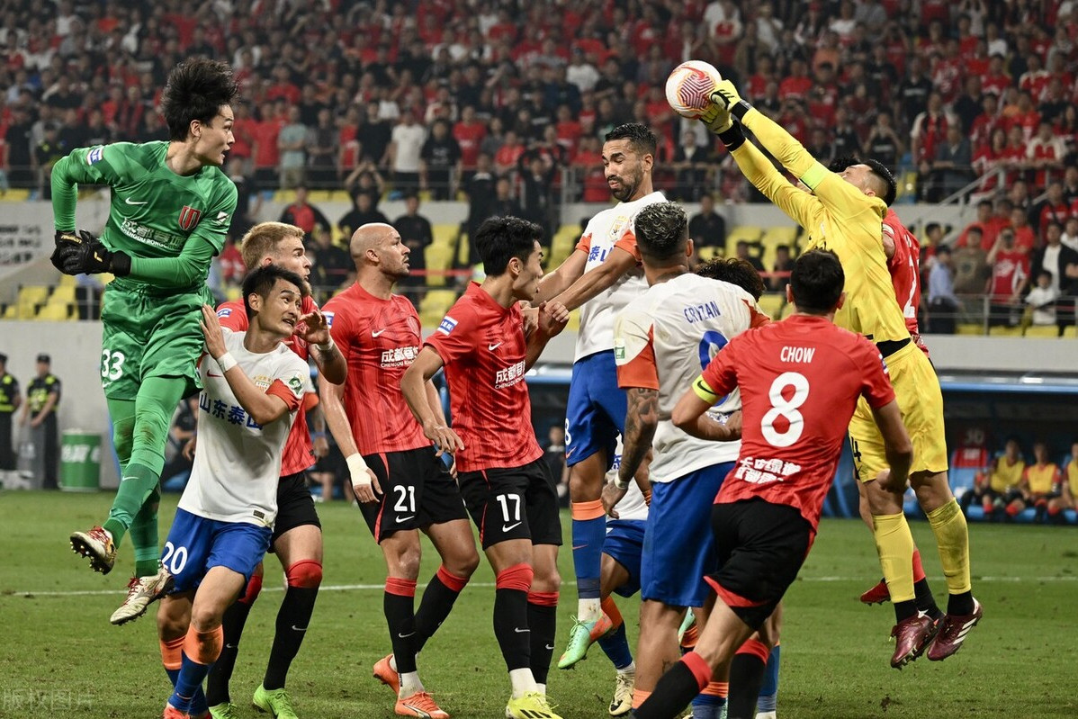 精彩的比赛呈现给球迷们一场视觉盛宴(球赛精彩瞬间)