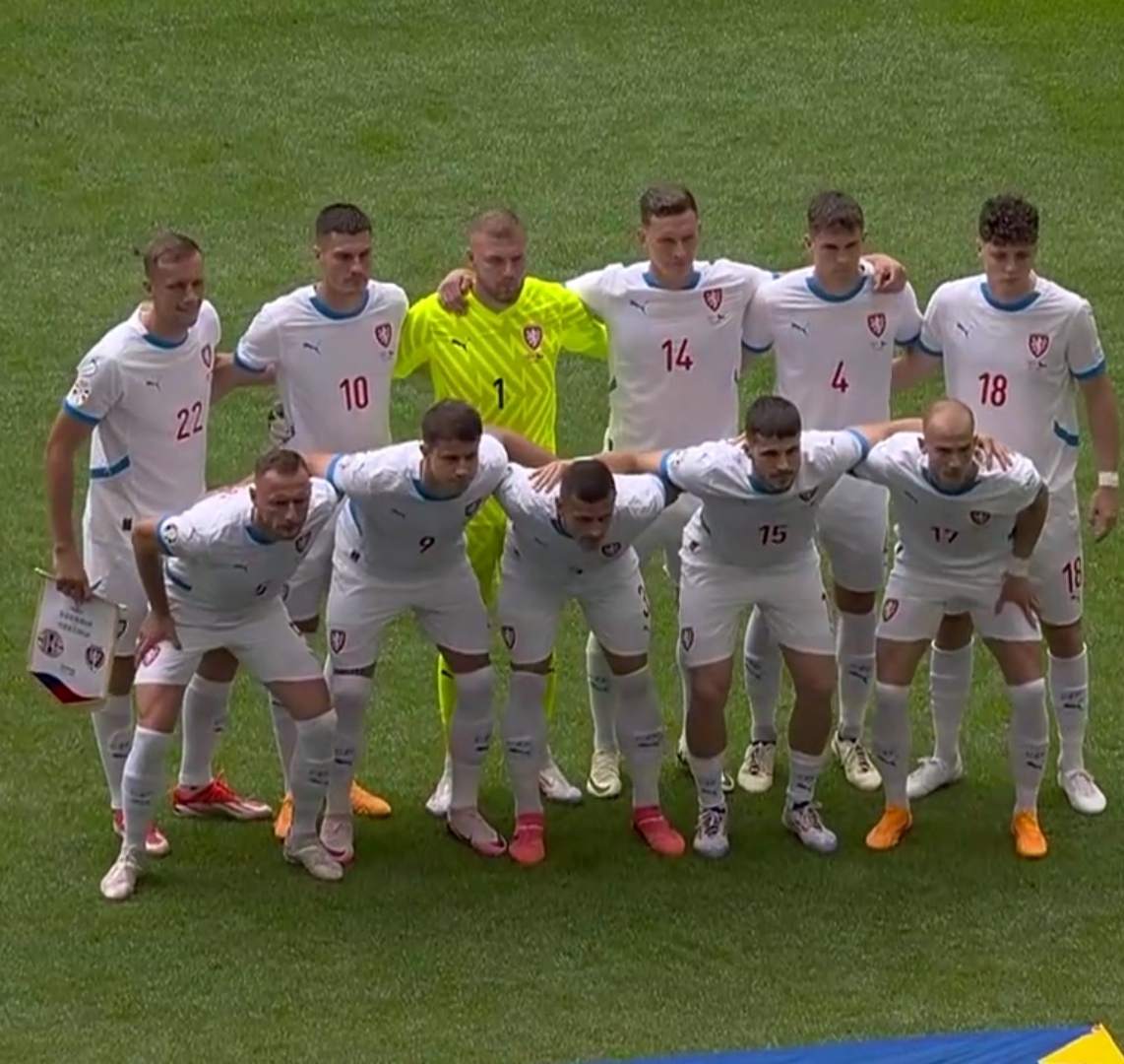 捷克队在比赛中击败斯洛伐克，取得胜利(捷克队和斯洛伐克队)