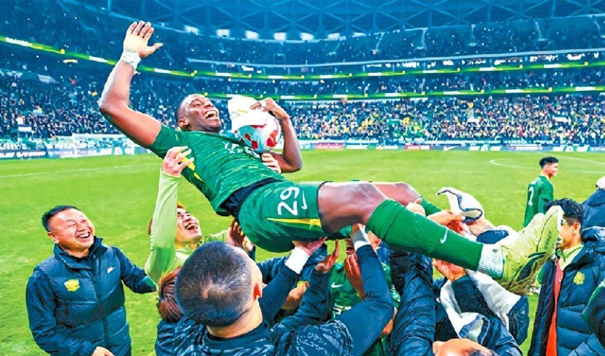 球队向胜利冲刺,队员表现出色斩获进球(胜利队宣言) 球队向胜利冲刺,队员表现出色斩获进球(胜利队宣言)